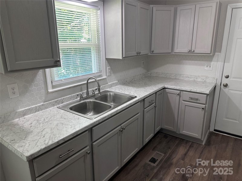 Property image 5 of 911 Bannister Place in Hidden Valley, Charlotte, NC 28213