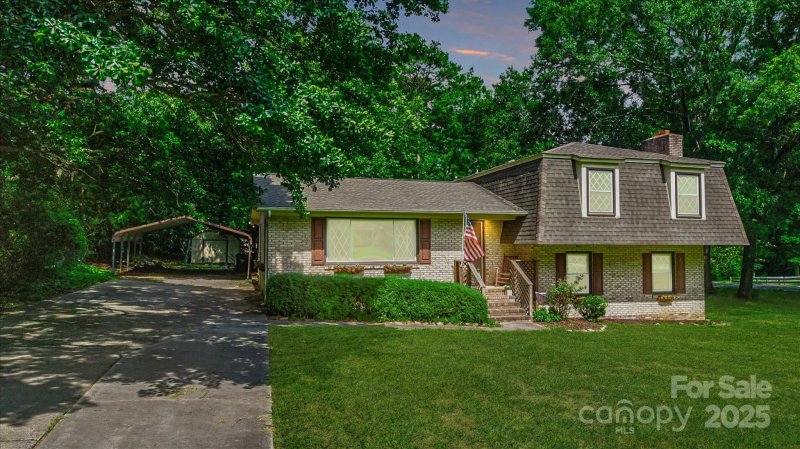 121 Pelham Lane