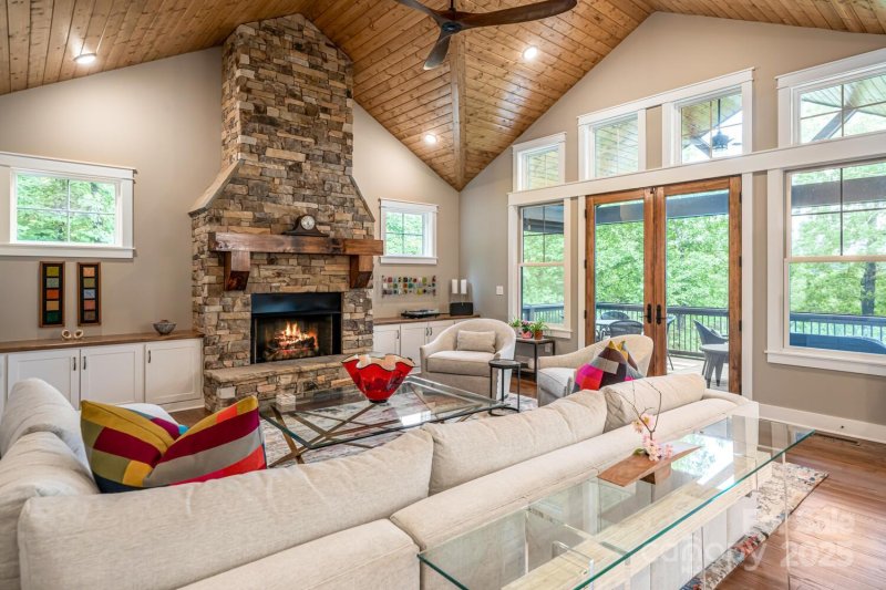 Property image 5 of 807 Hollybrook Drive in Kenmure, Flat Rock, NC 28731