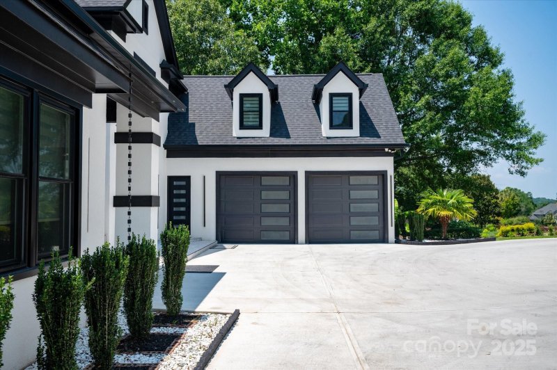 Property image 2 of 15617 Eagleview Drive in Riverpointe, Charlotte, NC 28278