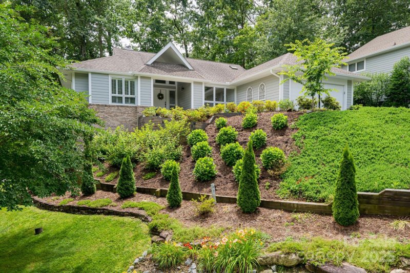 Property image 2 of 112 Broadmoor Drive in Kenmure, Flat Rock, NC 28731