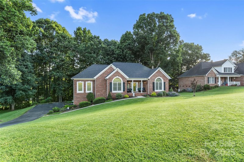 Property image 2 at 1622 Brookstone Drive, Hickory, NC 28602