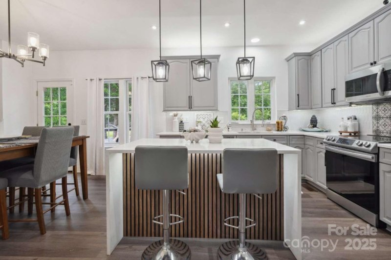 Property image 3 of 9954 Mitchell Glen Drive in Mitchell Glen, Charlotte, NC 28277