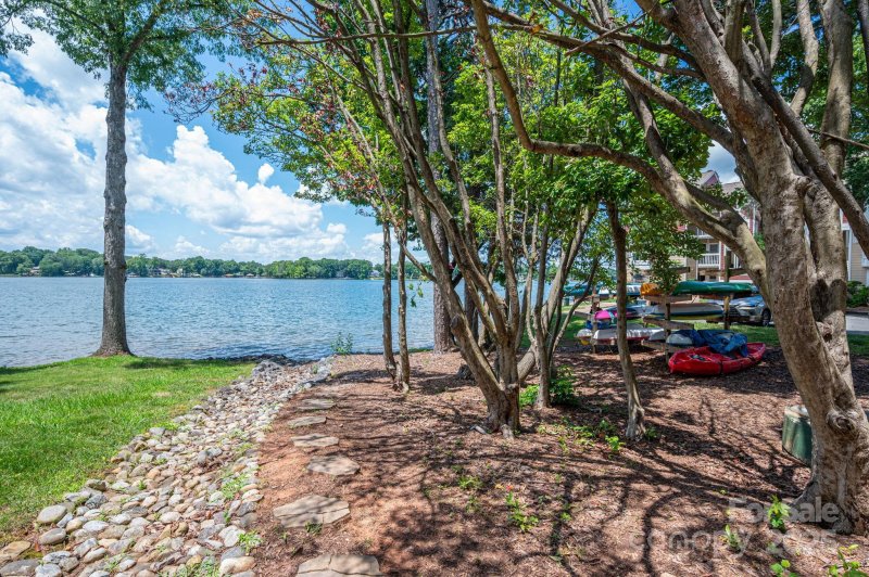 Property image 5 of 1018 Southwest Drive in Davidson Landing, Davidson, NC 28036