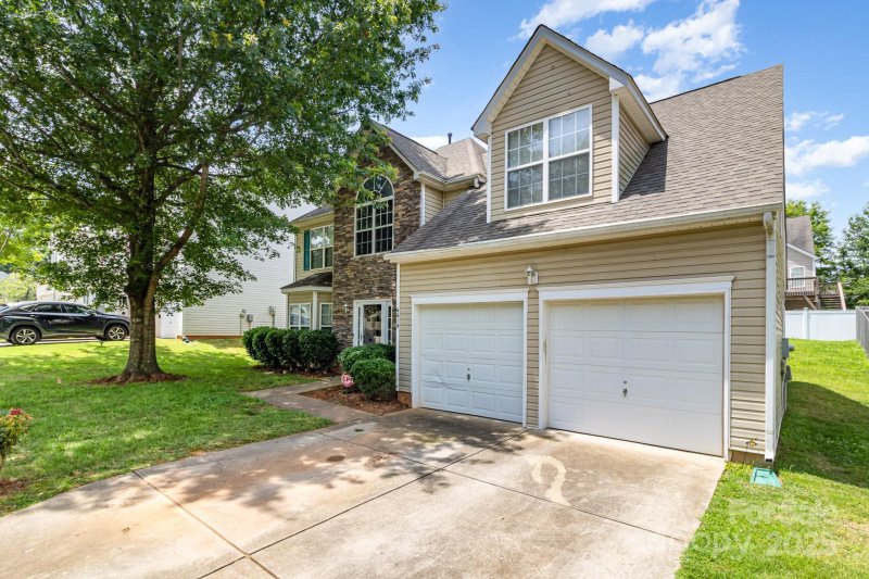 Property image 2 of 6619 Bittinger Court in Linda Vista, Charlotte, NC 28216
