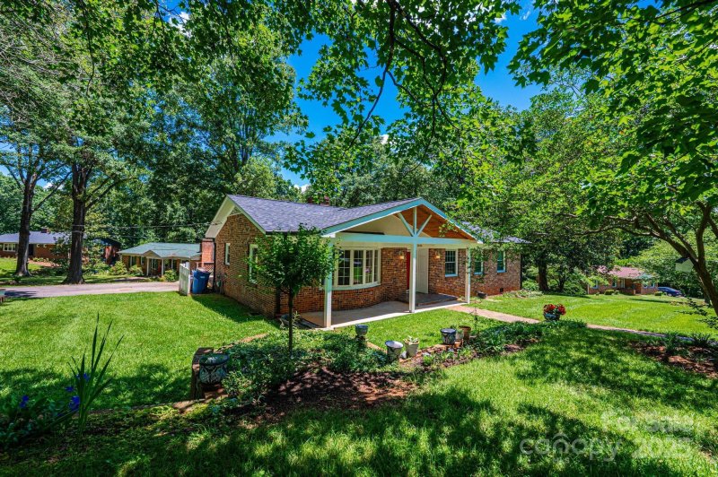 Property image 3 of 1036 11th Street Circle Drive in Forest Hills, Hickory, NC 28601