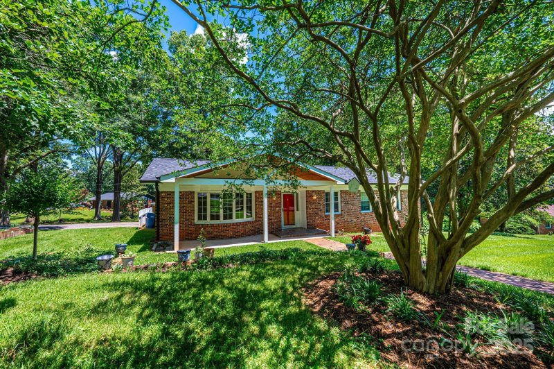 Property image 5 of 1036 11th Street Circle Drive in Forest Hills, Hickory, NC 28601