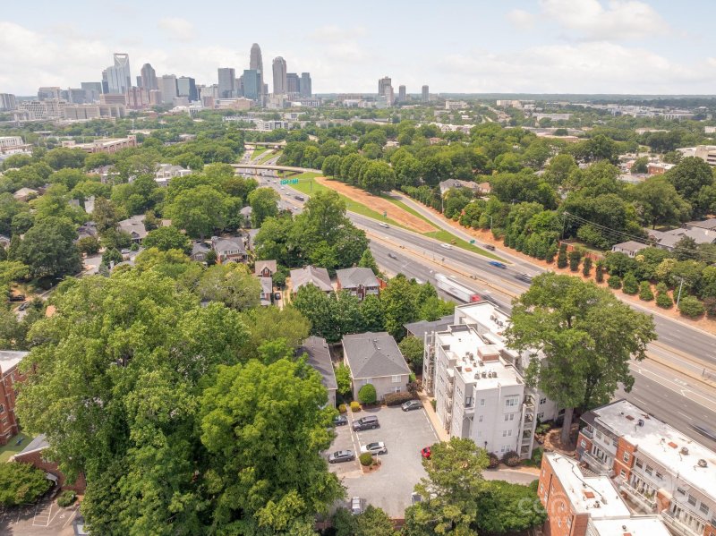 Property image 2 of 558 Oakland Avenue in Elizabeth Village, Charlotte, NC 28204