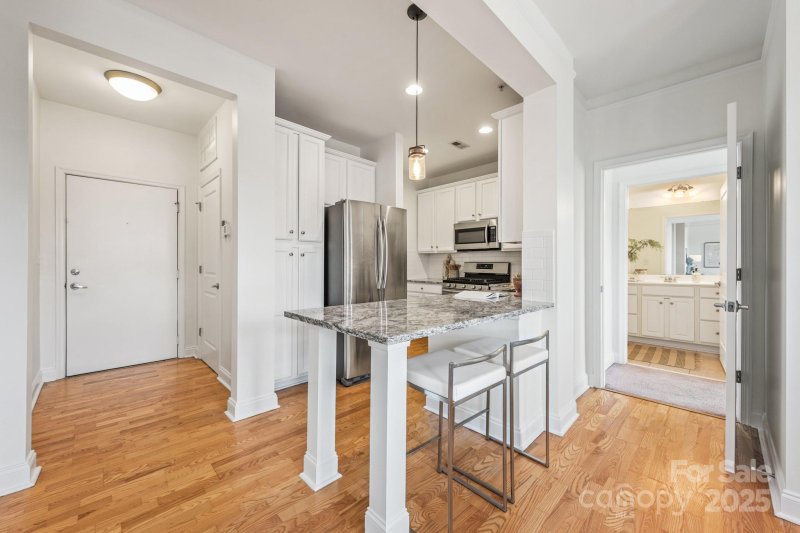 Property image 4 of 558 Oakland Avenue in Elizabeth Village, Charlotte, NC 28204