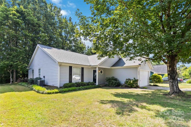 Property image 2 of 3004 Walsingham Court in Ashley Farms, Matthews, NC 28105