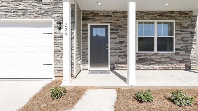 Property image 3 of 229 Giant Oak Avenue in Wallace Springs, Statesville, NC 28677