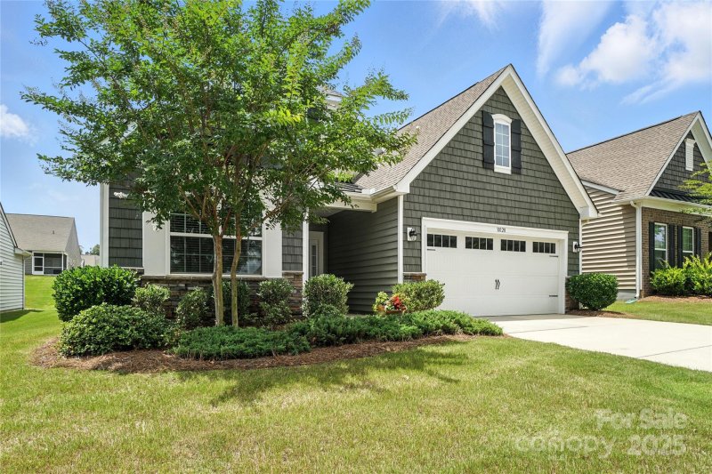 Property image 2 of 10120 Berkeley Castle Drive in Chateau, Charlotte, NC 28273