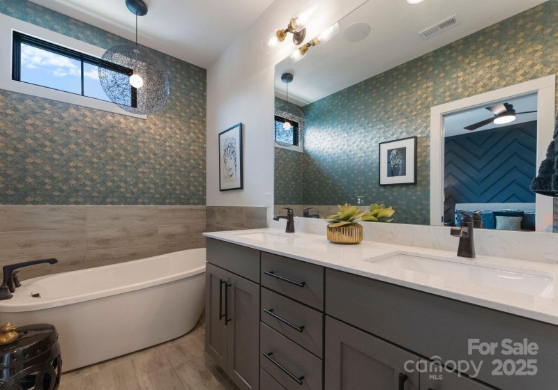 Property image 2 of 460 E 33rd Street in The Arts District, Charlotte, NC 28205