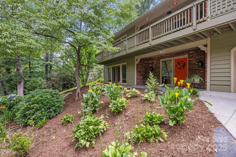 Property image 4 of 894 Indian Hill Road in Indian Hill, Hendersonville, NC 28791