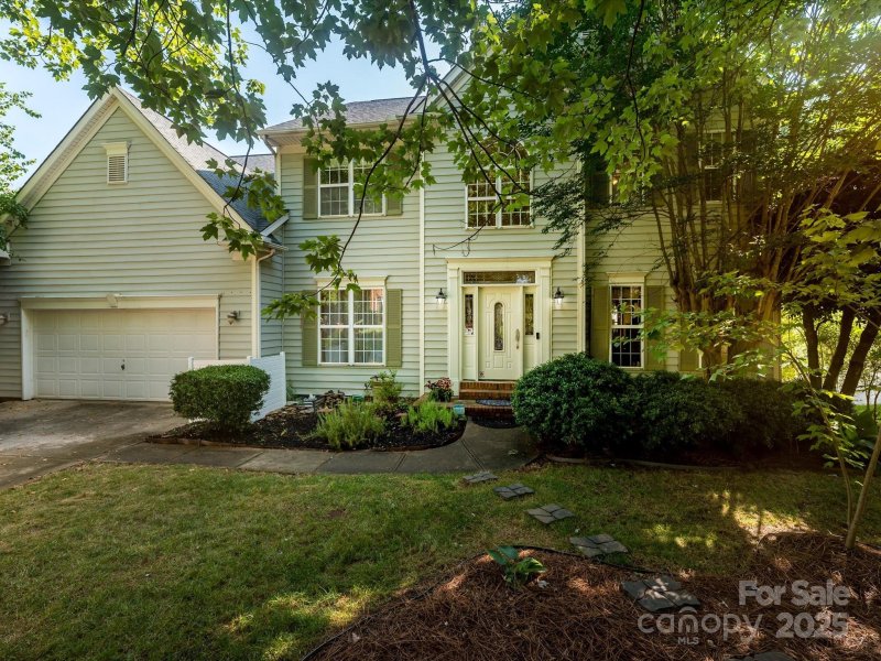 Orchid Hill, Charlotte Community