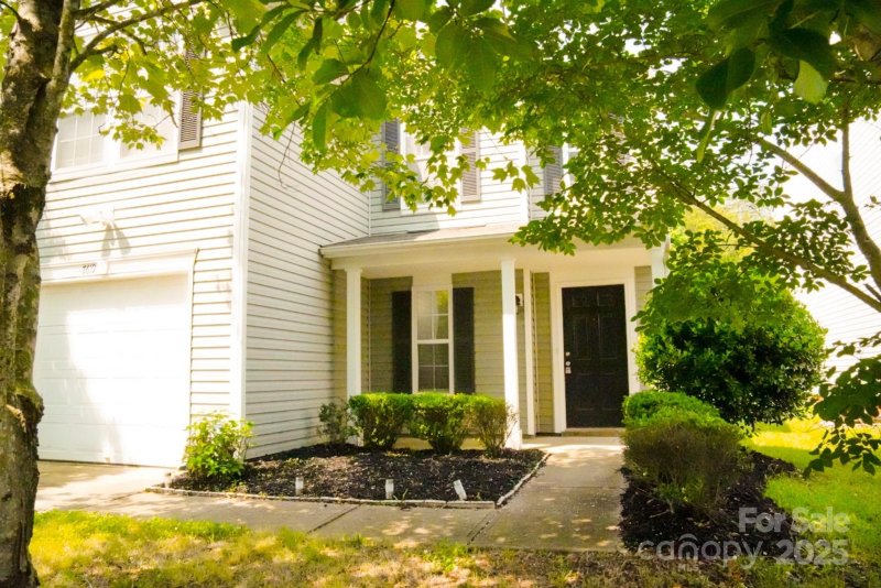 Property image 2 of 7619 Monarch Birch Lane in Kingstree, Charlotte, NC 28215