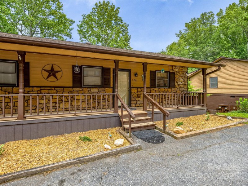 Property image 4 of 128 View De Lake Drive in Timberlake, Etowah, NC 28729