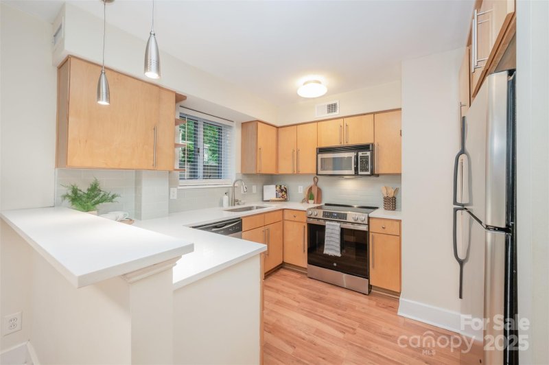 Property image 5 of 207 N Dotger Avenue in The Grove, Charlotte, NC 28207