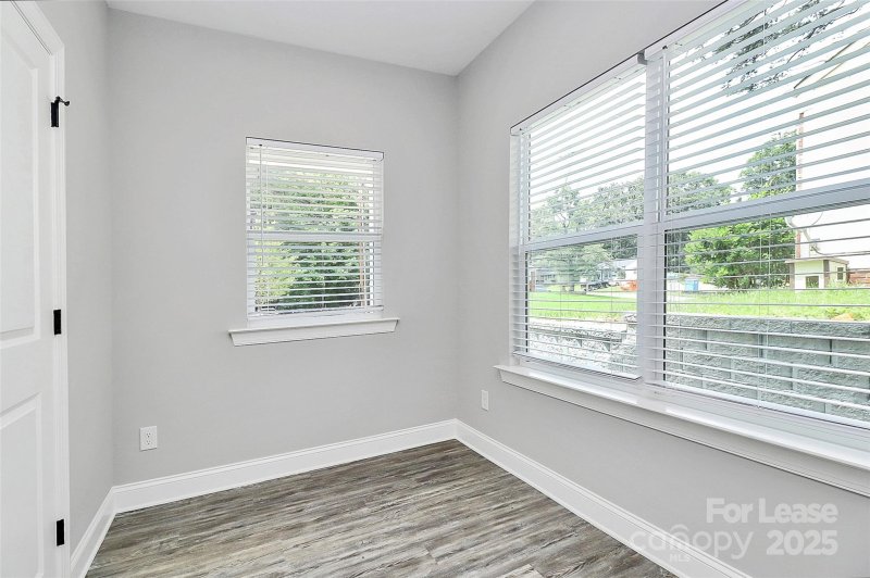 Property image 4 of 911 Yellowstone Drive in Glendale Acres, Charlotte, NC 28208