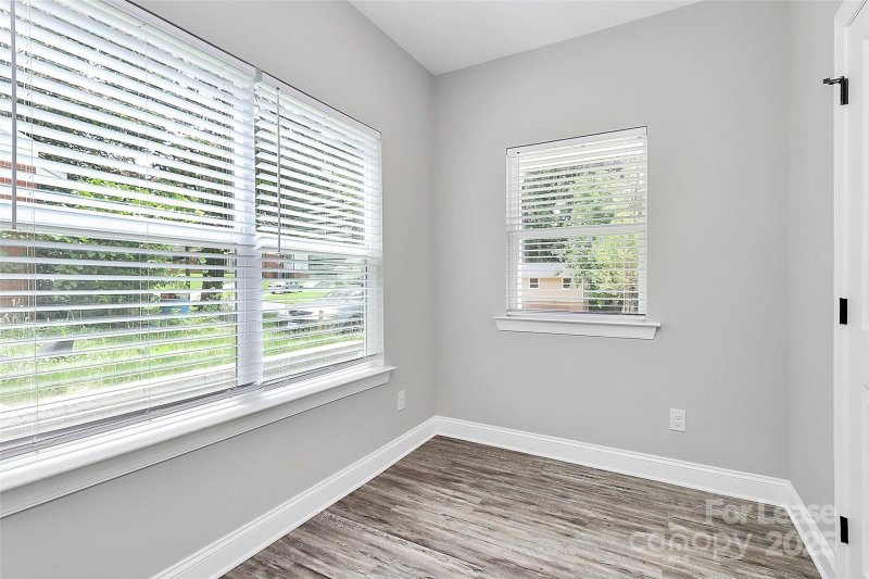 Property image 3 of 915 Yellowstone Drive in Glendale Acres, Charlotte, NC 28208