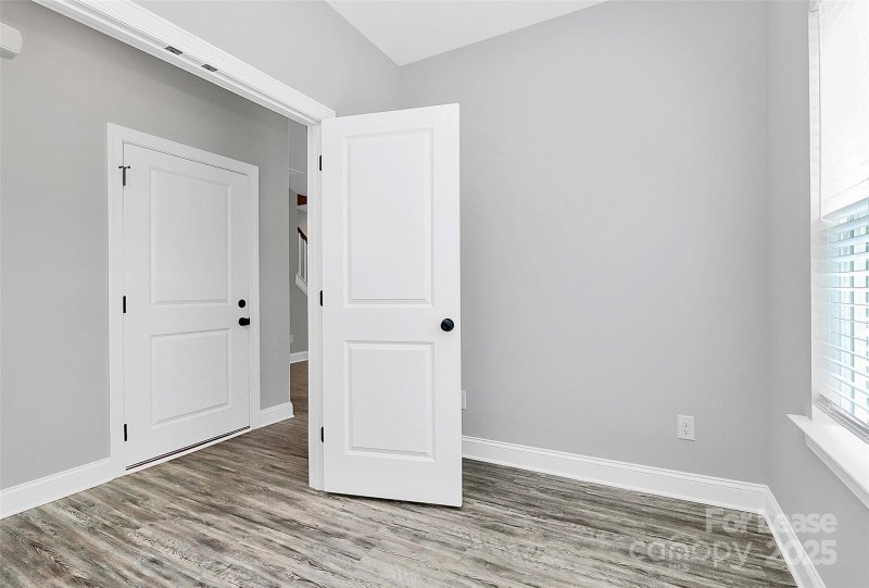 Property image 4 of 915 Yellowstone Drive in Glendale Acres, Charlotte, NC 28208