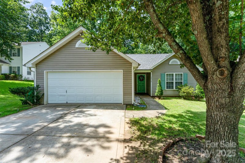 Rolling Hills, Charlotte Community