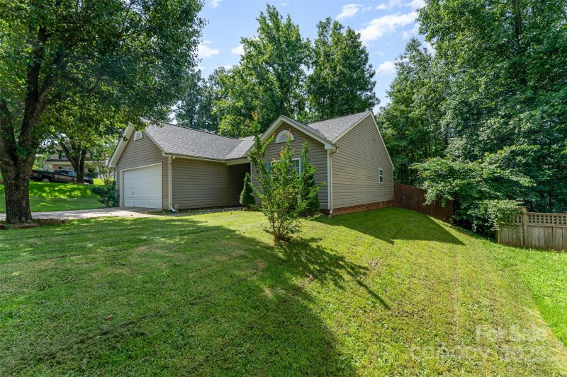 Property image 2 of 5914 Redding Road in Rolling Hills, Charlotte, NC 28216