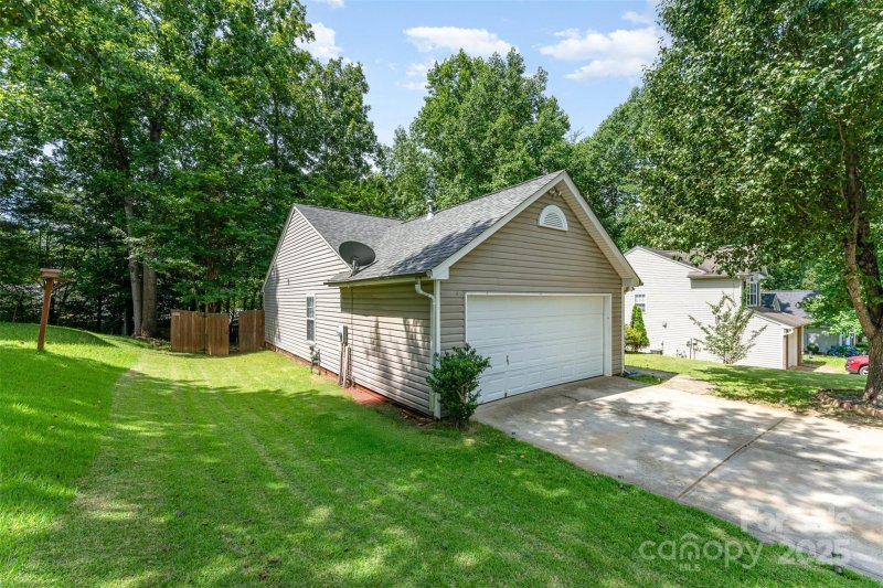 Property image 3 of 5914 Redding Road in Rolling Hills, Charlotte, NC 28216