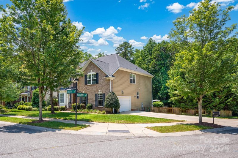 Property image 3 of 10104 Treetop Lane in Weatherstone Manor, Cornelius, NC 28031