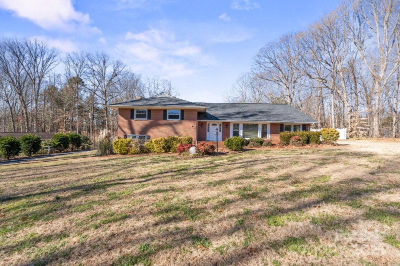 Property image 3 of 220 Augusta Drive in Shannon Acres, Statesville, NC 28625