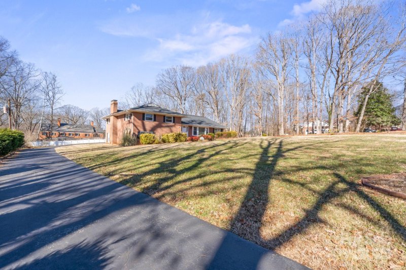 Property image 5 of 220 Augusta Drive in Shannon Acres, Statesville, NC 28625