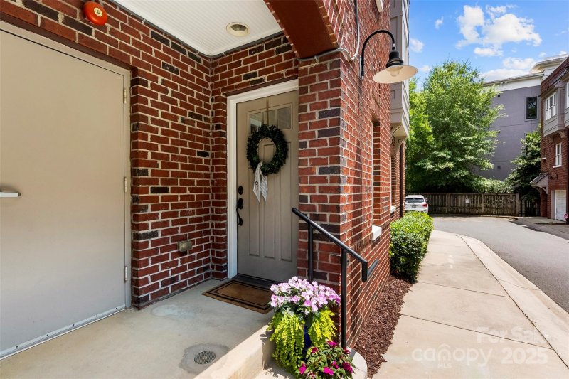 Property image 2 at 106 N Laurel Avenue, Charlotte, NC 28207