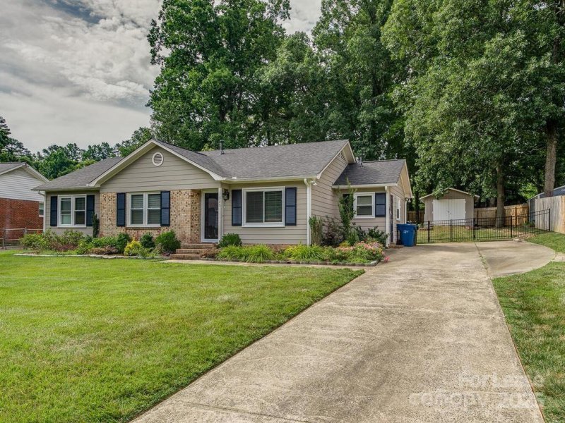 Property image 2 at 325 Clearbrook Road, Matthews, NC 28105