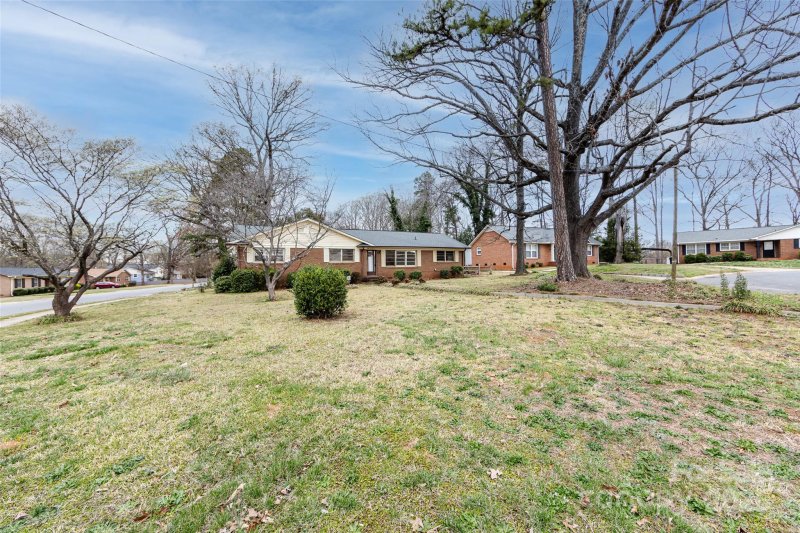 Property image 4 of 4601 Mendham Drive in Hope Valley, Charlotte, NC 28215