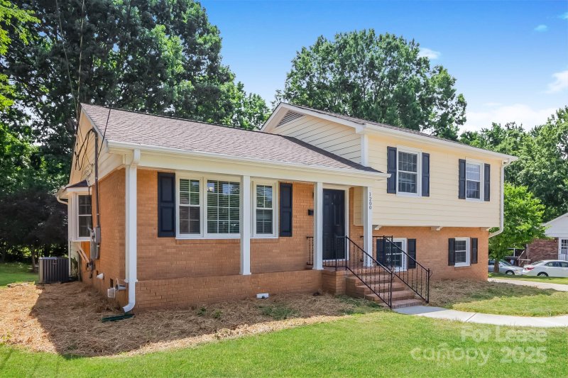 Property image 2 at 1200 Castlegate Street, Gastonia, NC 28054