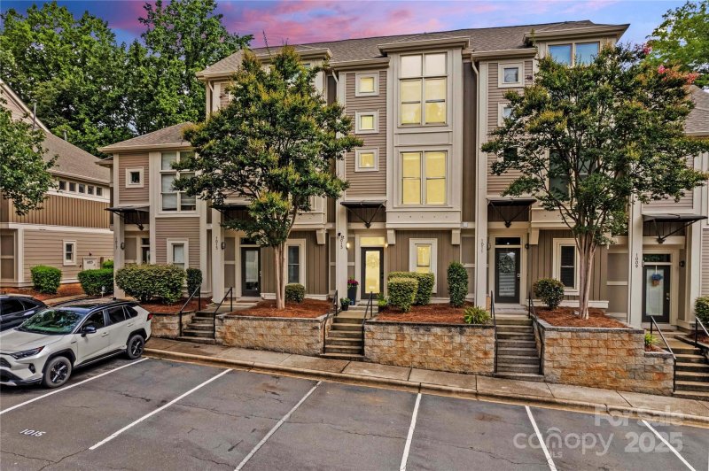 Property image 2 of 1013 Park West Drive in Park West, Charlotte, NC 28209