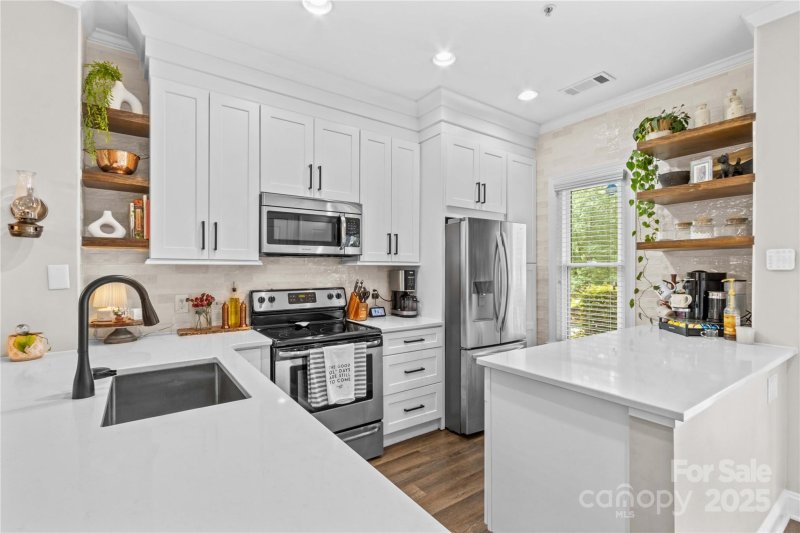 Property image 5 of 1013 Park West Drive in Park West, Charlotte, NC 28209