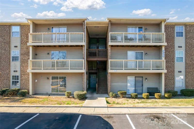 Property image 2 at 1620 Arlyn Circle, Charlotte, NC 28213