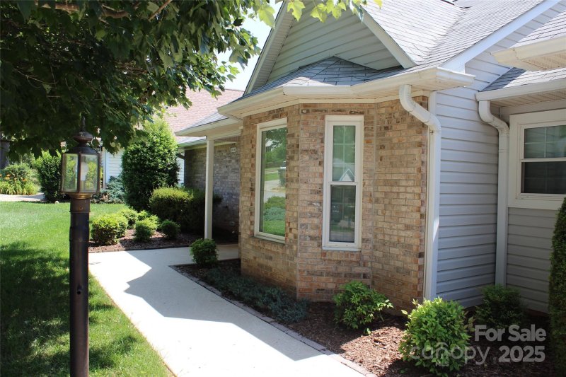 Property image 2 of 4 Gatehouse Court in Park Avenue, Asheville, NC 28803