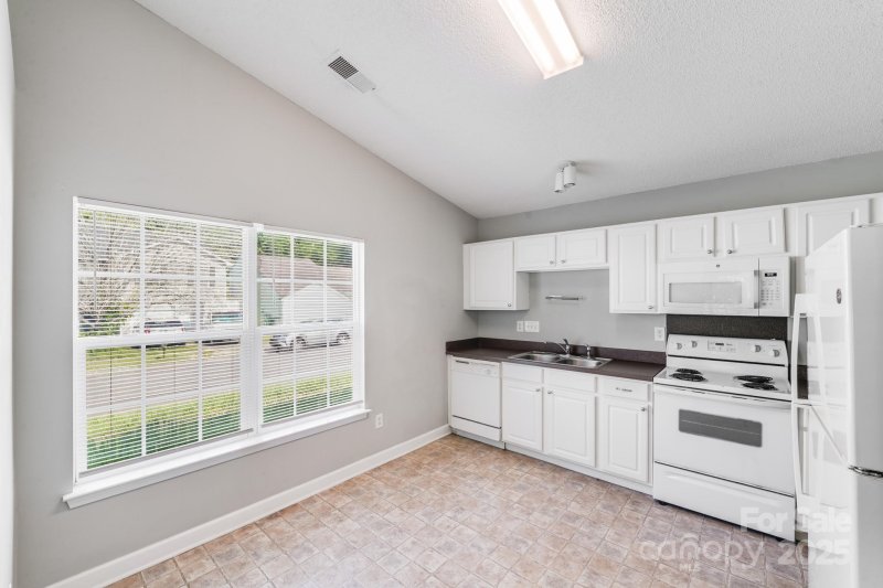 Property image 4 of 1703 Southwind Drive in Sunset Village, Charlotte, NC 28216