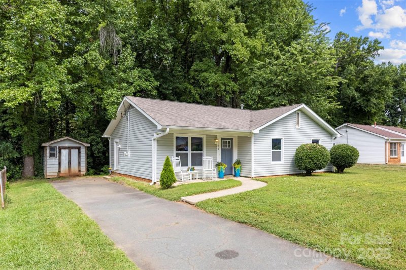 Property image 3 of 5724 Lawnmeadow Drive in Beatties Ford, Charlotte, NC 28216