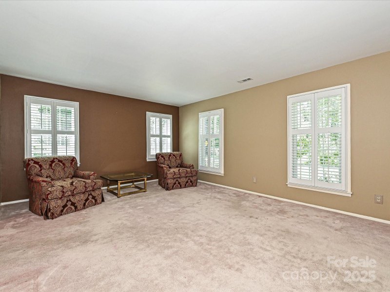 Property image 5 of 1443 Renfrow Lane in Sardis Forest, Charlotte, NC 28270