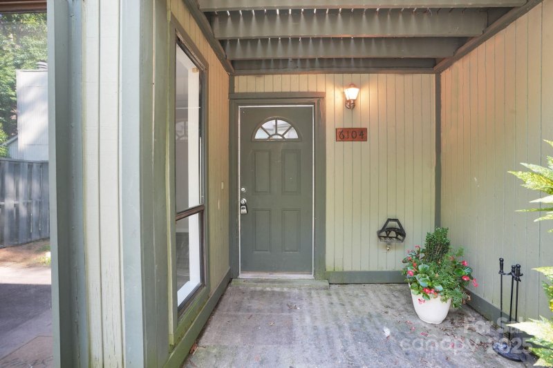 Property image 2 of 6104 Bent Tree Court in Four Seasons, Charlotte, NC 28212