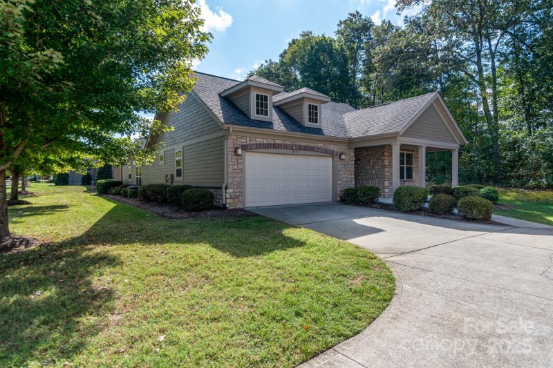 Property image 2 at 860 Wynnshire Drive, Hickory, NC 28601