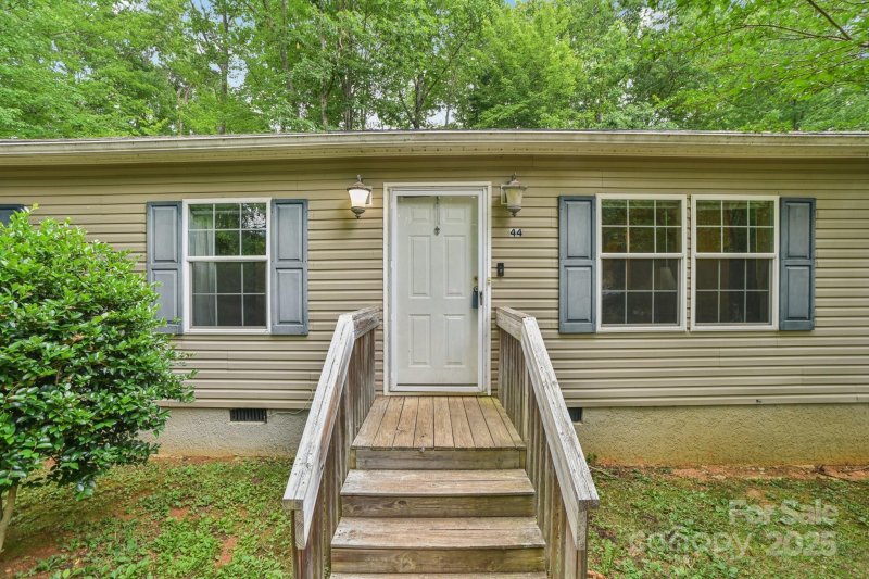 Property image 3 of 44 Bachelder Lane in Madelyn Ridge, Candler, NC 28715