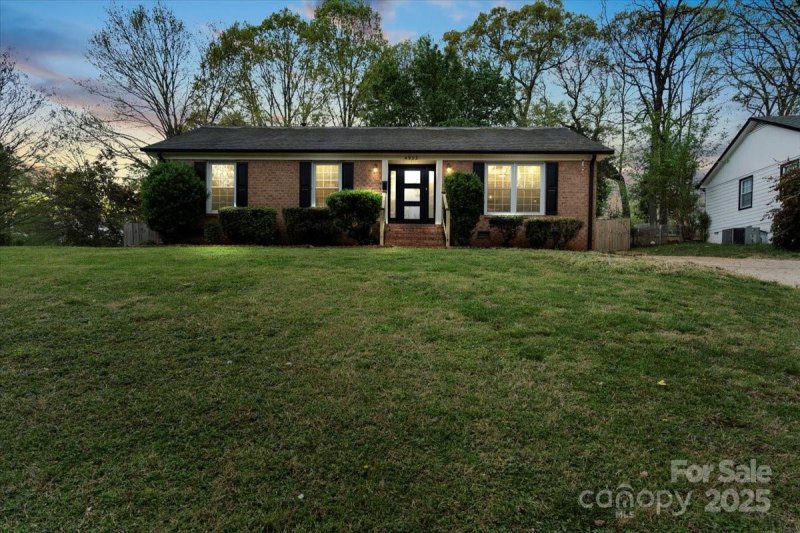 Property image 3 of 4932 Delivau Drive in Hope Valley, Charlotte, NC 28215