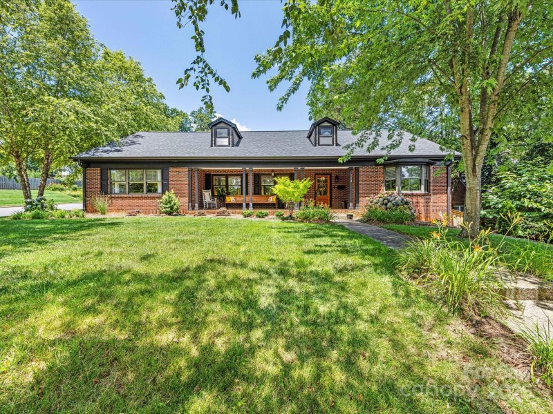 Oakwood, Hickory Community