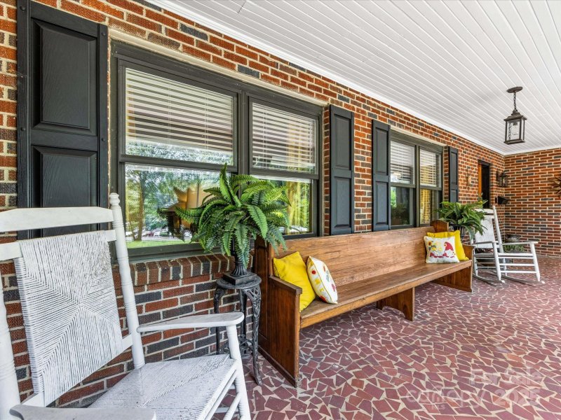 Property image 3 of 112 8th Avenue in Oakwood, Hickory, NC 28601