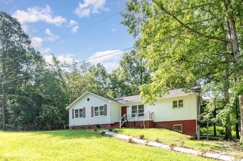 Property image 2 of 7154 Woodcock Trail in Hunters Oak, Stanley, NC 28164