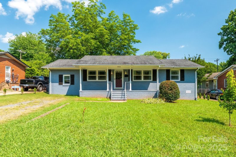 Property image 2 of 4930 Crestmont Drive in Windsor Park, Charlotte, NC 28205